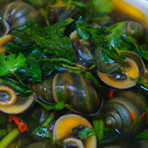 Nấu ốc gác bếp biển xanh trong nước dùng thơm ngon với các loại thảo mộc và gia vị.