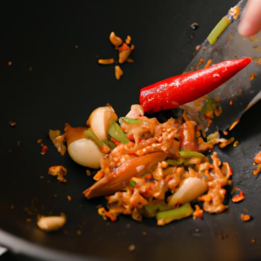 Một bức ảnh chụp từ gần của đầu bếp đang nấu ốc mai quang trung trong một cái chảo với tỏi và ớt.