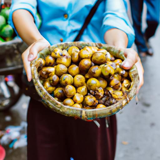 Người bán hàng cầm giỏ ốc nhớ Sài Gòn tươi ngon tại chợ địa phương