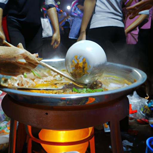 Một người bán hàng đường phố ở Nha Trang đang nấu một nồi bún ốc với một cái thìa lớn, được bao quanh bởi những khách hàng đói bụng.