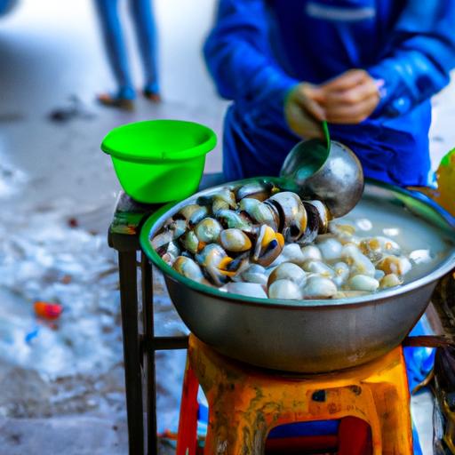 Một người bán hàng rong chuẩn bị ốc ngon đà nẵng tươi ngon trên vỉa hè đông đúc ở Đà Nẵng.