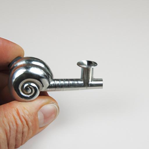 Một bàn tay cầm một chiếc ốc vít hình ốc sên nhỏ màu bạc để lắp đặt vòi nước